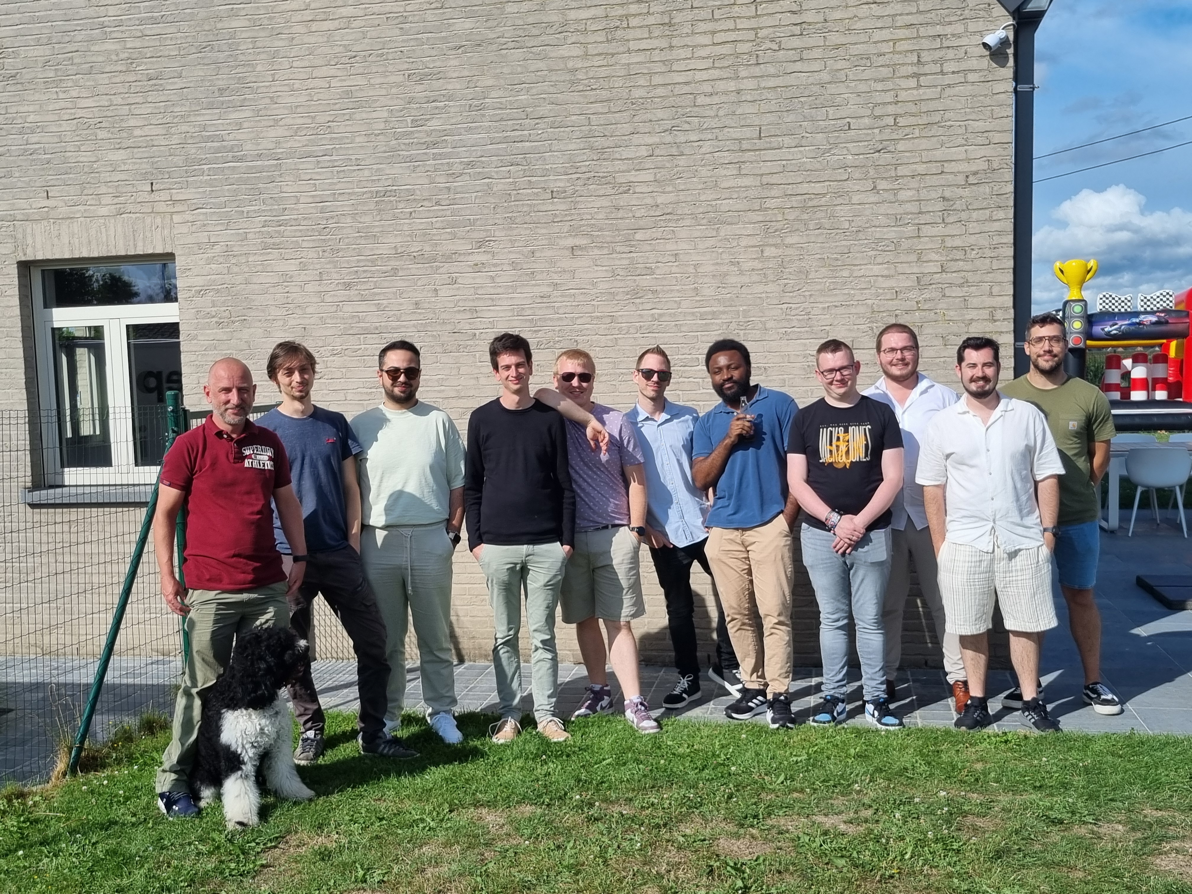 Groepsfoto van de IT-specialisten die samenwerken aan innovatieve softwareoplossingen en digitale strategieën.